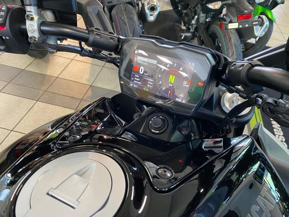 Umbgebautes Motorrad Ducati Diavel V4 Bild 7: Umbgebautes Motorrad Ducati Diavel V4