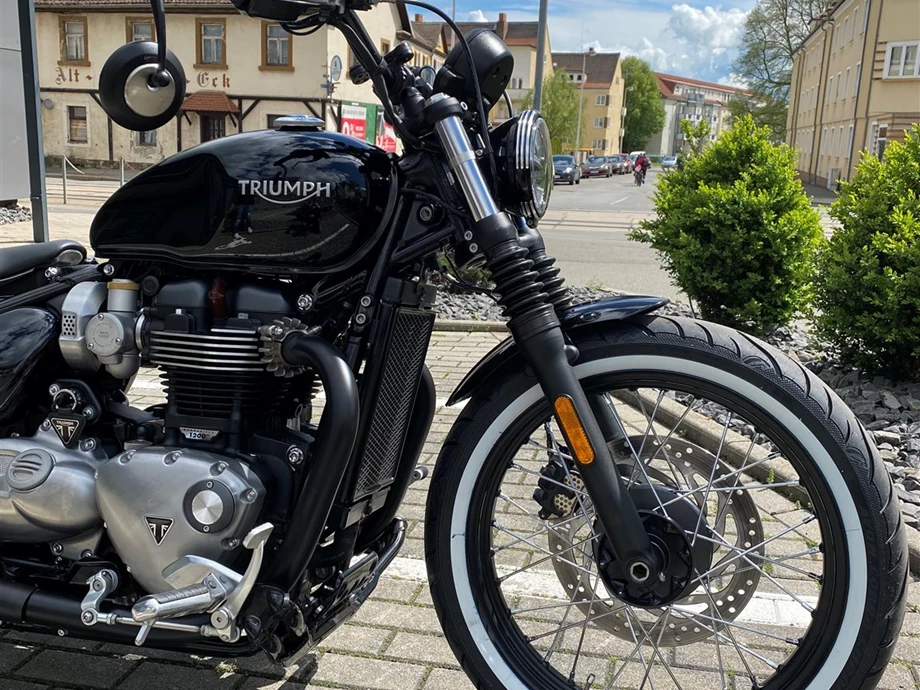 Umbgebautes Motorrad Triumph Bonneville Bobber Bild 4: Umbgebautes Motorrad Triumph Bonneville Bobber