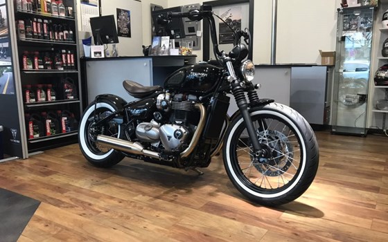 Umgebautes Motorrad Triumph Bonneville Bobber von Motorrad-Shop Kuhnert - Bild 1 Umgebautes Motorrad Triumph Bonneville Bobber von Motorrad-Shop Kuhnert - Bild 1