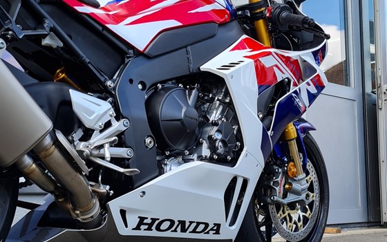 Umgebautes Motorrad Honda CBR1000RR-R Fireblade SP 30th Anniversary von Direct Performance - Bild 10 Umgebautes Motorrad Honda CBR1000RR-R Fireblade SP 30th Anniversary von Direct Performance - Bild 10