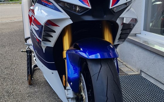 Umgebautes Motorrad Honda CBR1000RR-R Fireblade SP 30th Anniversary von Direct Performance - Bild 2 Umgebautes Motorrad Honda CBR1000RR-R Fireblade SP 30th Anniversary von Direct Performance - Bild 2