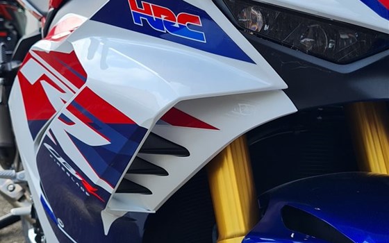 Umgebautes Motorrad Honda CBR1000RR-R Fireblade SP 30th Anniversary von Direct Performance - Bild 3 Umgebautes Motorrad Honda CBR1000RR-R Fireblade SP 30th Anniversary von Direct Performance - Bild 3