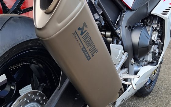 Umgebautes Motorrad Honda CBR1000RR-R Fireblade SP 30th Anniversary von Direct Performance - Bild 6 Umgebautes Motorrad Honda CBR1000RR-R Fireblade SP 30th Anniversary von Direct Performance - Bild 6