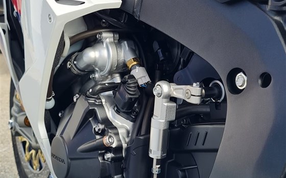 Umgebautes Motorrad Honda CBR1000RR-R Fireblade SP 30th Anniversary von Direct Performance - Bild 7 Umgebautes Motorrad Honda CBR1000RR-R Fireblade SP 30th Anniversary von Direct Performance - Bild 7