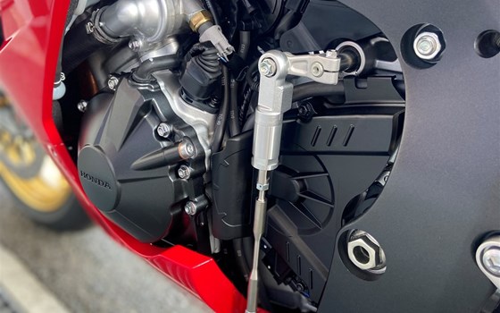 Umgebautes Motorrad Honda CBR1000RR-R Fireblade SP von Direct Performance - Bild 10