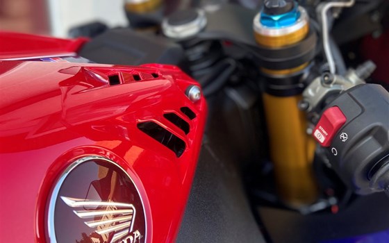 Umgebautes Motorrad Honda CBR1000RR-R Fireblade SP von Direct Performance - Bild 11