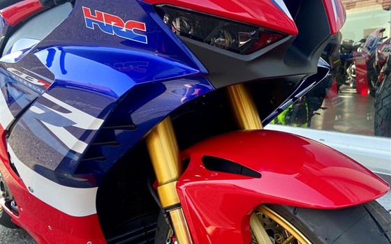 Umgebautes Motorrad Honda CBR1000RR-R Fireblade SP von Direct Performance - Bild 2