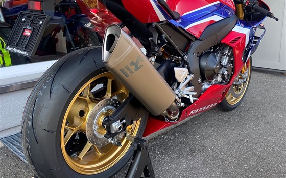 Umgebautes Motorrad Honda CBR1000RR-R Fireblade SP von Direct Performance - Bild 4