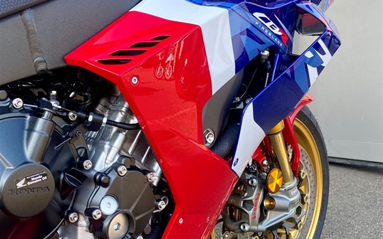 Umgebautes Motorrad Honda CBR1000RR-R Fireblade SP von Direct Performance - Bild 5