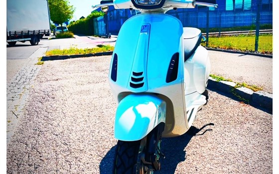 Umgebautes Motorrad Vespa Sprint 125 iGET von SW Moto GmbH - Bild 1 Umgebautes Motorrad Vespa Sprint 125 iGET von SW Moto GmbH - Bild 1