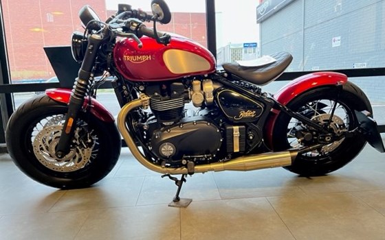 Umgebautes Motorrad Triumph Bonneville Bobber Gold Line von Triumph Düsseldorf Matching Bikes ZK GmbH - Bild 2 Umgebautes Motorrad Triumph Bonneville Bobber Gold Line von Triumph Düsseldorf Matching Bikes ZK GmbH - Bild 2