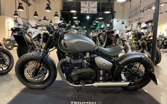 Umgebautes Motorrad Triumph Bonneville Bobber von Triumph Düsseldorf Matching Bikes ZK GmbH - Bild 1 Umgebautes Motorrad Triumph Bonneville Bobber von Triumph Düsseldorf Matching Bikes ZK GmbH - Bild 1