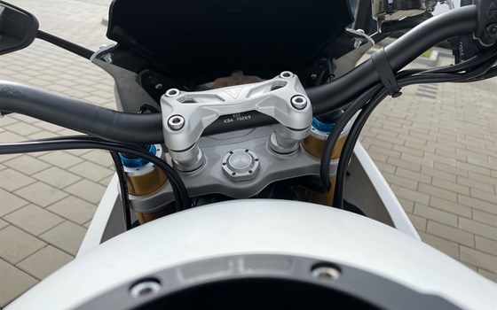 Umgebautes Motorrad Triumph Speed Triple 1200 RR von Warm Up Zweiradtechnik GmbH - Bild 12 Umgebautes Motorrad Triumph Speed Triple 1200 RR von Warm Up Zweiradtechnik GmbH - Bild 12