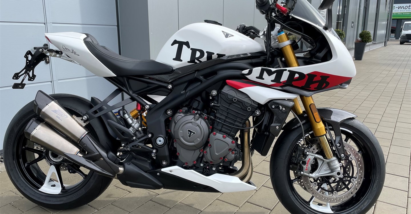 Umbgebautes Motorrad Triumph Speed Triple 1200 RR