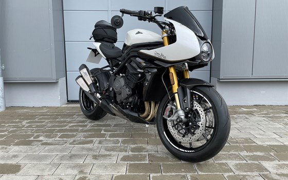 Umgebautes Motorrad Triumph Speed Triple 1200 RR von Warm Up Zweiradtechnik GmbH - Bild 1 Umgebautes Motorrad Triumph Speed Triple 1200 RR von Warm Up Zweiradtechnik GmbH - Bild 1