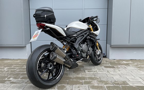 Umgebautes Motorrad Triumph Speed Triple 1200 RR von Warm Up Zweiradtechnik GmbH - Bild 10 Umgebautes Motorrad Triumph Speed Triple 1200 RR von Warm Up Zweiradtechnik GmbH - Bild 10