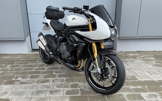 Umgebautes Motorrad Triumph Speed Triple 1200 RR von Warm Up Zweiradtechnik GmbH - Bild 2 Umgebautes Motorrad Triumph Speed Triple 1200 RR von Warm Up Zweiradtechnik GmbH - Bild 2