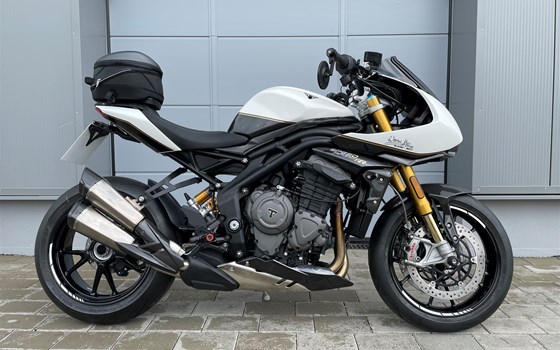 Umgebautes Motorrad Triumph Speed Triple 1200 RR von Warm Up Zweiradtechnik GmbH - Bild 3 Umgebautes Motorrad Triumph Speed Triple 1200 RR von Warm Up Zweiradtechnik GmbH - Bild 3
