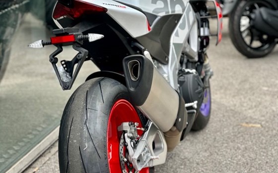 Umgebautes Motorrad Aprilia Tuono V4 1100 Factory von Motorradzentrum FFB GmbH - Bild 9 Umgebautes Motorrad Aprilia Tuono V4 1100 Factory von Motorradzentrum FFB GmbH - Bild 9
