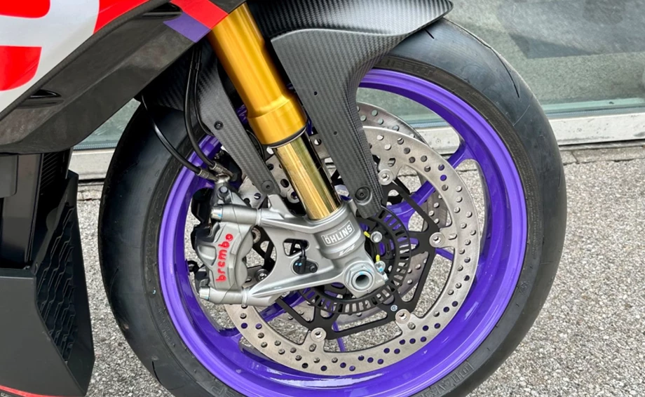 Umbgebautes Motorrad Aprilia Tuono V4 1100 Factory Bild 2: Umbgebautes Motorrad Aprilia Tuono V4 1100 Factory