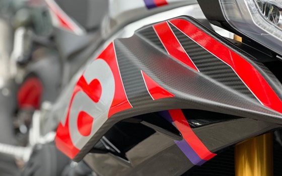 Umgebautes Motorrad Aprilia Tuono V4 1100 Factory von Motorradzentrum FFB GmbH - Bild 3 Umgebautes Motorrad Aprilia Tuono V4 1100 Factory von Motorradzentrum FFB GmbH - Bild 3