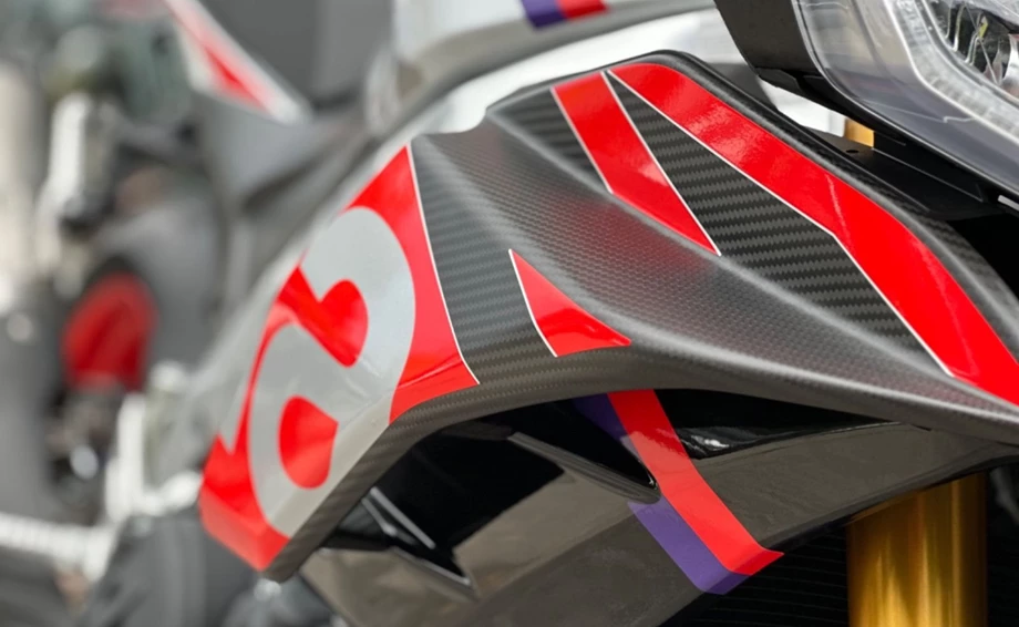 Umbgebautes Motorrad Aprilia Tuono V4 1100 Factory Bild 3: Umbgebautes Motorrad Aprilia Tuono V4 1100 Factory