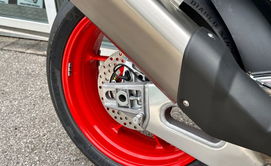 Umbgebautes Motorrad Aprilia Tuono V4 1100 Factory Bild 4: Umbgebautes Motorrad Aprilia Tuono V4 1100 Factory