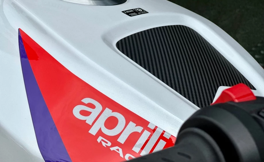 Umbgebautes Motorrad Aprilia Tuono V4 1100 Factory Bild 6: Umbgebautes Motorrad Aprilia Tuono V4 1100 Factory