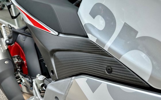 Umgebautes Motorrad Aprilia Tuono V4 1100 Factory von Motorradzentrum FFB GmbH - Bild 8 Umgebautes Motorrad Aprilia Tuono V4 1100 Factory von Motorradzentrum FFB GmbH - Bild 8