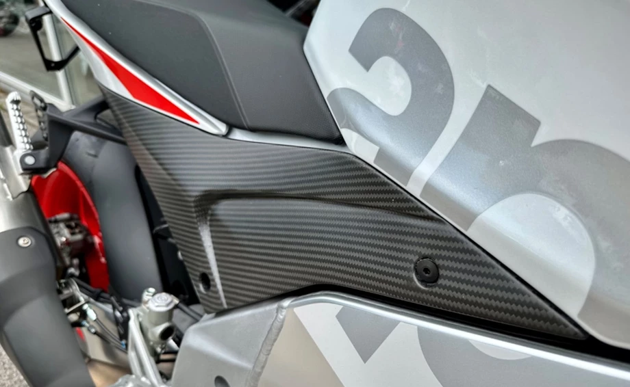 Umbgebautes Motorrad Aprilia Tuono V4 1100 Factory Bild 8: Umbgebautes Motorrad Aprilia Tuono V4 1100 Factory