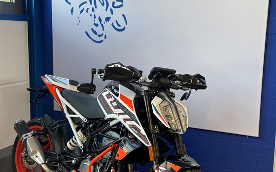 Umgebautes Motorrad KTM 125 Duke von Motorrad-Molitor GmbH - Bild 1 Umgebautes Motorrad KTM 125 Duke von Motorrad-Molitor GmbH - Bild 1