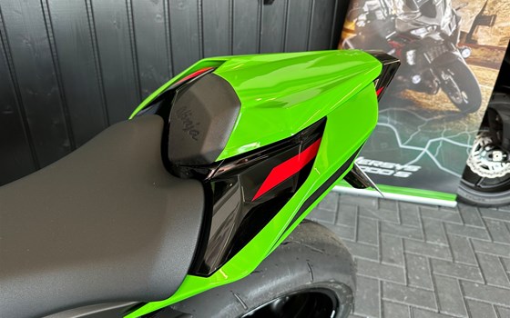 Umgebautes Motorrad Kawasaki Ninja ZX-10R von Hartmut Eils Motorradhandel - Bild 4 Umgebautes Motorrad Kawasaki Ninja ZX-10R von Hartmut Eils Motorradhandel - Bild 4