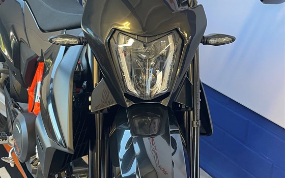 Umgebautes Motorrad KTM 690 SMC R von Motorrad-Molitor GmbH - Bild 2 Umgebautes Motorrad KTM 690 SMC R von Motorrad-Molitor GmbH - Bild 2