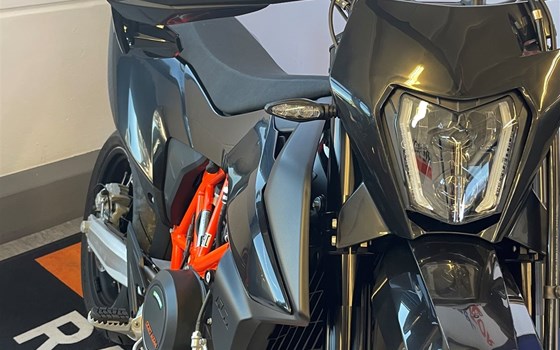 Umgebautes Motorrad KTM 690 SMC R von Motorrad-Molitor GmbH - Bild 8 Umgebautes Motorrad KTM 690 SMC R von Motorrad-Molitor GmbH - Bild 8