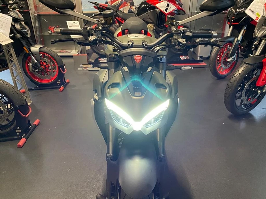 Umbgebautes Motorrad Ducati Streetfighter V2 Bild 8: Umbgebautes Motorrad Ducati Streetfighter V2