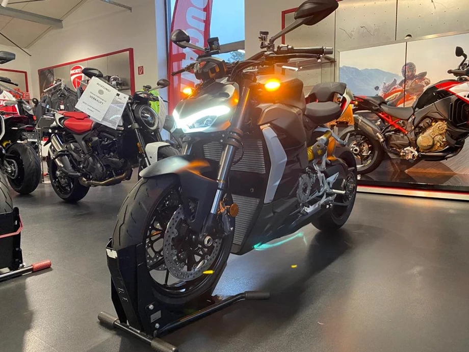 Umbgebautes Motorrad Ducati Streetfighter V2 Bild 7: Umbgebautes Motorrad Ducati Streetfighter V2