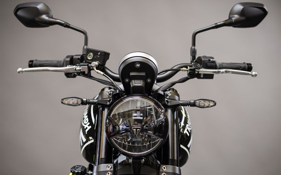 Umgebautes Motorrad Triumph Trident 660 von Triumph Emsland - Hertrampf Racing - Bild 21 Umgebautes Motorrad Triumph Trident 660 von Triumph Emsland - Hertrampf Racing - Bild 21