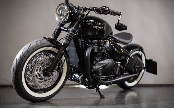 Umgebautes Motorrad Triumph Bonneville Bobber Black von Triumph Emsland - Hertrampf Racing - Bild 21 Umgebautes Motorrad Triumph Bonneville Bobber Black von Triumph Emsland - Hertrampf Racing - Bild 21