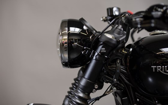 Umgebautes Motorrad Triumph Bonneville Bobber Black von Triumph Emsland - Hertrampf Racing - Bild 4 Umgebautes Motorrad Triumph Bonneville Bobber Black von Triumph Emsland - Hertrampf Racing - Bild 4