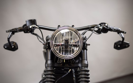 Umgebautes Motorrad Triumph Bonneville Bobber Black von Triumph Emsland - Hertrampf Racing - Bild 2 Umgebautes Motorrad Triumph Bonneville Bobber Black von Triumph Emsland - Hertrampf Racing - Bild 2