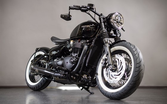 Umgebautes Motorrad Triumph Bonneville Bobber Black von Triumph Emsland - Hertrampf Racing - Bild 1 Umgebautes Motorrad Triumph Bonneville Bobber Black von Triumph Emsland - Hertrampf Racing - Bild 1