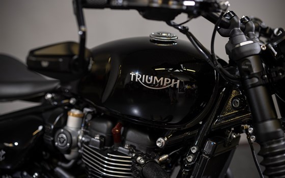 Umgebautes Motorrad Triumph Bonneville Bobber Black von Triumph Emsland - Hertrampf Racing - Bild 27 Umgebautes Motorrad Triumph Bonneville Bobber Black von Triumph Emsland - Hertrampf Racing - Bild 27
