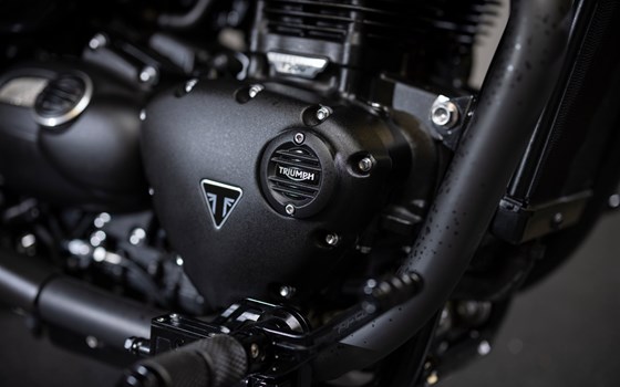 Umgebautes Motorrad Triumph Bonneville Bobber Black von Triumph Emsland - Hertrampf Racing - Bild 30 Umgebautes Motorrad Triumph Bonneville Bobber Black von Triumph Emsland - Hertrampf Racing - Bild 30