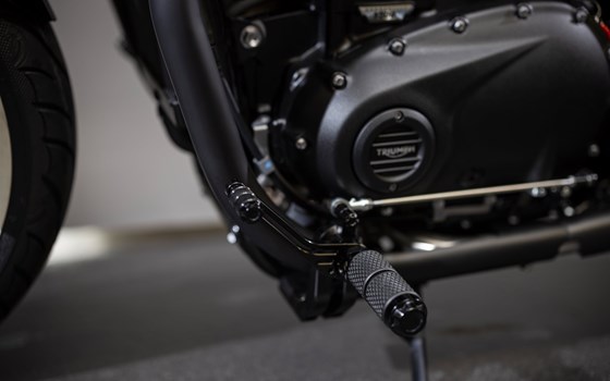 Umgebautes Motorrad Triumph Bonneville Bobber Black von Triumph Emsland - Hertrampf Racing - Bild 6 Umgebautes Motorrad Triumph Bonneville Bobber Black von Triumph Emsland - Hertrampf Racing - Bild 6