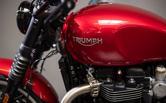 Umgebautes Motorrad Triumph Bonneville Bobber von Triumph Emsland - Hertrampf Racing - Bild 5 Umgebautes Motorrad Triumph Bonneville Bobber von Triumph Emsland - Hertrampf Racing - Bild 5