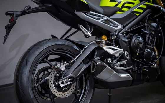 Umgebautes Motorrad Triumph Street Triple 765 Moto2 Edition von Triumph Emsland - Hertrampf Racing - Bild 2 Umgebautes Motorrad Triumph Street Triple 765 Moto2 Edition von Triumph Emsland - Hertrampf Racing - Bild 2