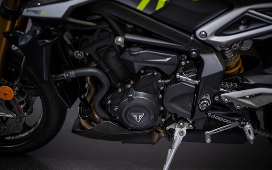 Umgebautes Motorrad Triumph Street Triple 765 Moto2 Edition von Triumph Emsland - Hertrampf Racing - Bild 11 Umgebautes Motorrad Triumph Street Triple 765 Moto2 Edition von Triumph Emsland - Hertrampf Racing - Bild 11
