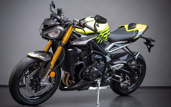Umgebautes Motorrad Triumph Street Triple 765 Moto2 Edition von Triumph Emsland - Hertrampf Racing - Bild 12 Umgebautes Motorrad Triumph Street Triple 765 Moto2 Edition von Triumph Emsland - Hertrampf Racing - Bild 12