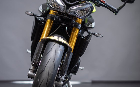 Umgebautes Motorrad Triumph Street Triple 765 Moto2 Edition von Triumph Emsland - Hertrampf Racing - Bild 17 Umgebautes Motorrad Triumph Street Triple 765 Moto2 Edition von Triumph Emsland - Hertrampf Racing - Bild 17