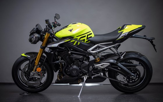 Umgebautes Motorrad Triumph Street Triple 765 Moto2 Edition von Triumph Emsland - Hertrampf Racing - Bild 3 Umgebautes Motorrad Triumph Street Triple 765 Moto2 Edition von Triumph Emsland - Hertrampf Racing - Bild 3